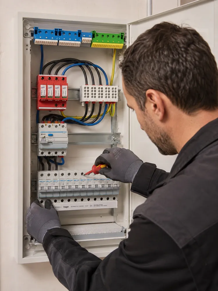 ThuisVolt installateur sluit een zekeringskast aan